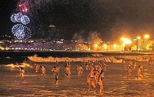Пляж и люди ночью в праздник Сан Жуан