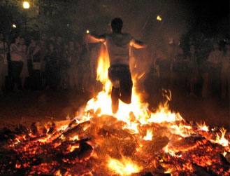 Праздник Сан Жуан Прыжки через огонь
